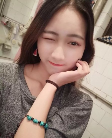 小蜜蜂水中游的头像