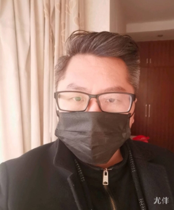 在右的头像