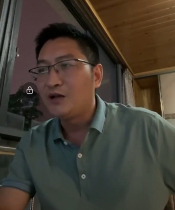 荷花旁边的头像