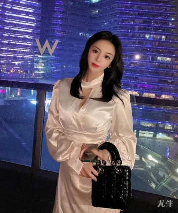 用纪梵希的头像