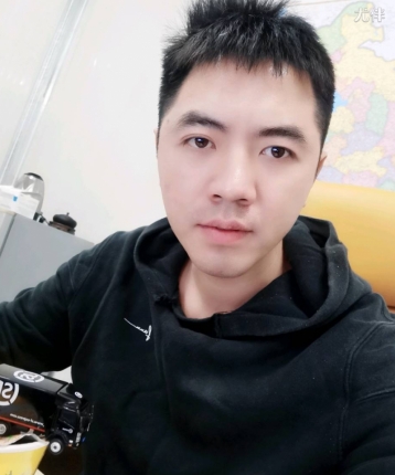 卖披萨的小哥哥的头像