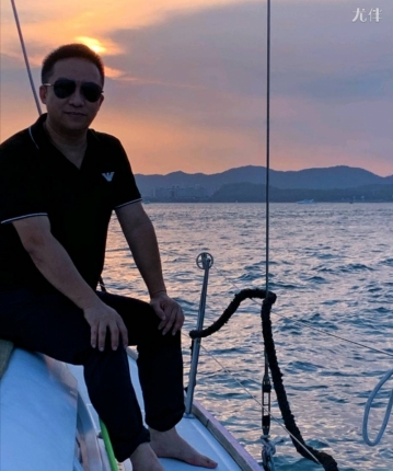 行走的诗人的头像