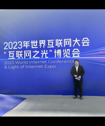 游而不腻的头像