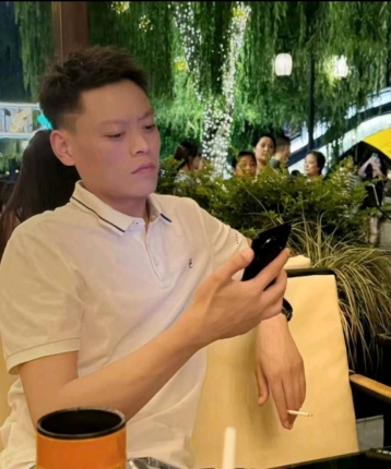 烟瘾犯了吃糖果的头像