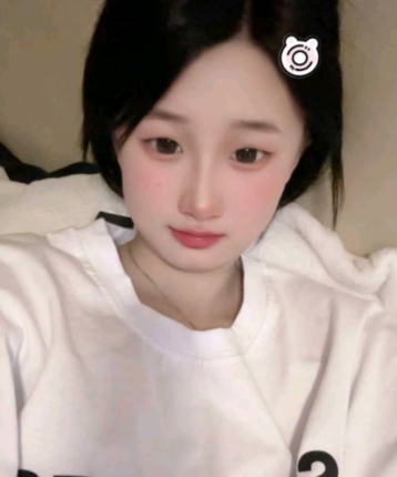 吹着风的小女孩的头像