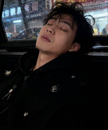 山丘之上的头像