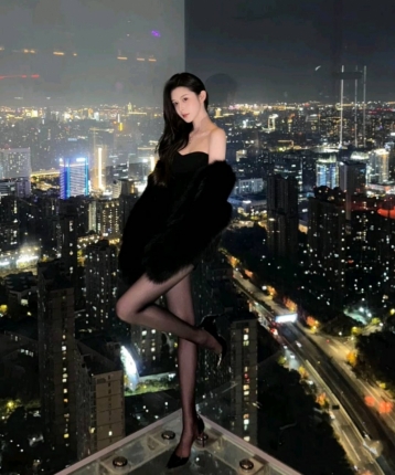 黑色丝被撕破的头像