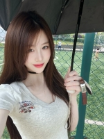 摇晃的红酒杯的照片