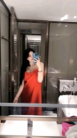 摇晃的红酒杯的照片
