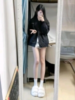 街椿树下猫.的照片