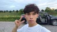 努力挣钱的小伙子的照片