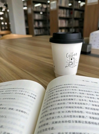 窃窃私语的照片