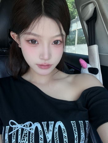 Ai吃奶酪的照片
