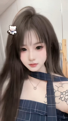 街椿树下猫.的照片