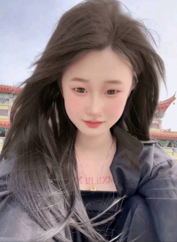 吹着风的小女孩的照片
