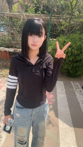 绿匣子里的猫.的照片
