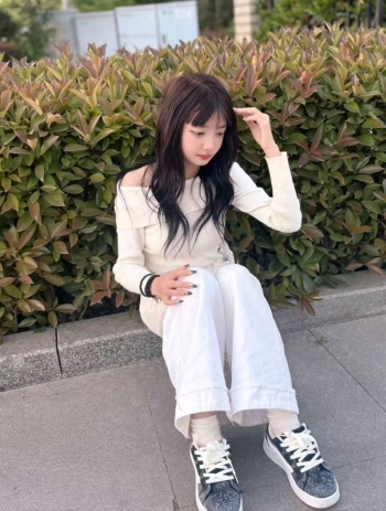 绿匣子里的猫.的照片