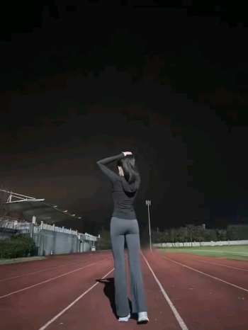 在海边聆听的照片