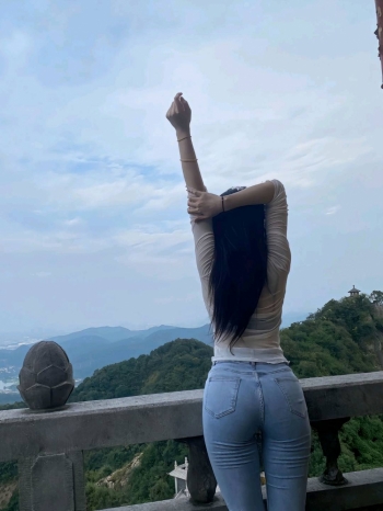 在海边聆听的照片