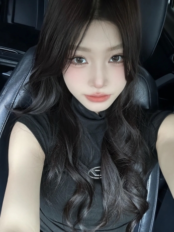 Ai吃奶酪的照片