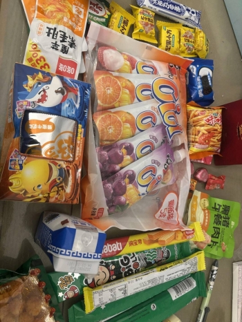 橘子树上的葡萄的照片