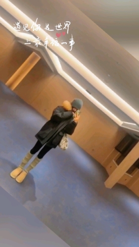 栀子花与野草的照片