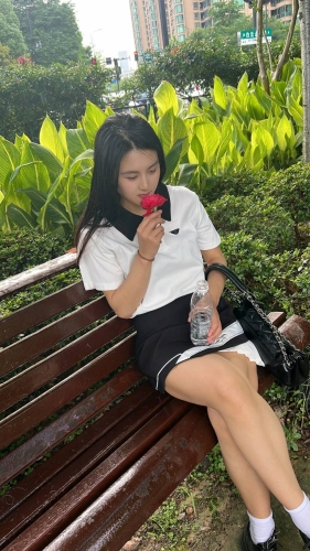 贝贝爱吃香肠的照片