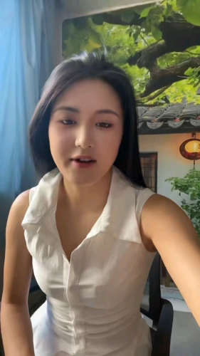 贝贝爱吃香肠的照片