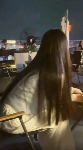 摇晃的红酒杯的照片