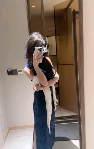 吃一口橙子的照片