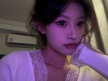 Ai吃奶酪的照片