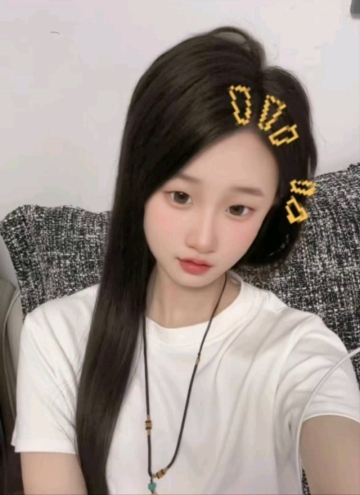 吹着风的小女孩的照片