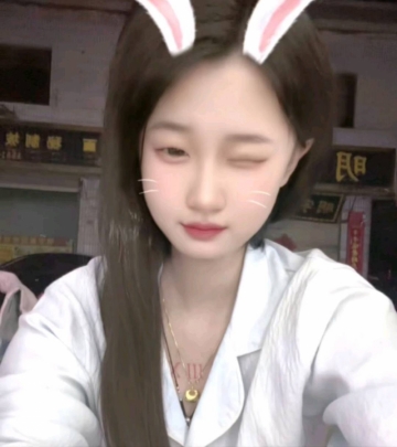 吹着风的小女孩的照片