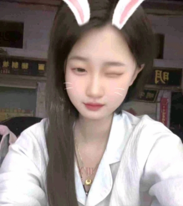 吹着风的小女孩的照片