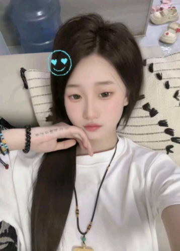 吹着风的小女孩的照片