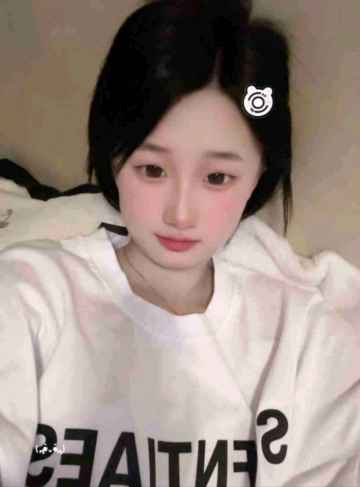 吹着风的小女孩的照片