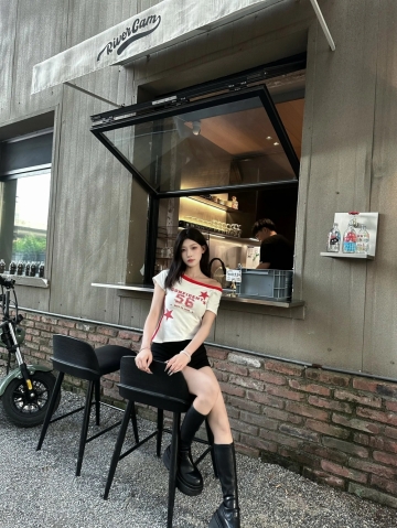 Ai吃奶酪的照片