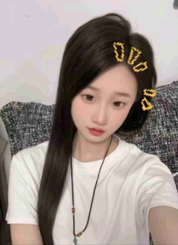 吹着风的小女孩的照片