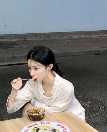 黑色丝被撕破的照片