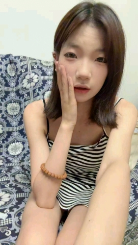 贝贝爱吃香肠的照片