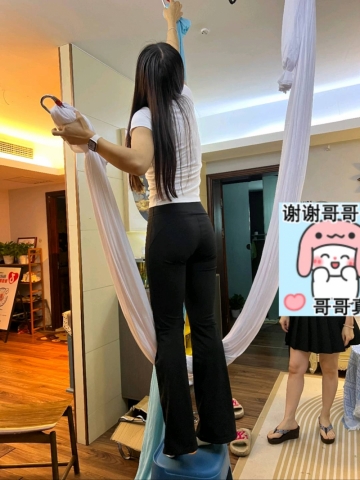 空中瑜伽老师的照片
