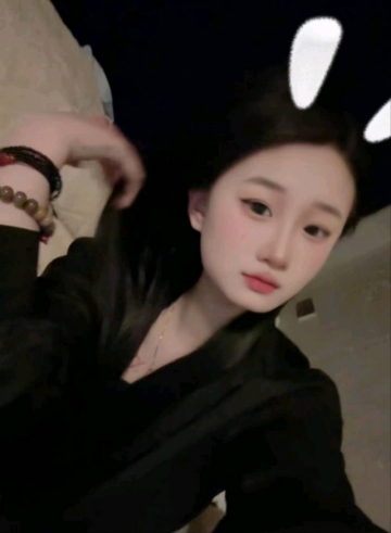 吹着风的小女孩的照片
