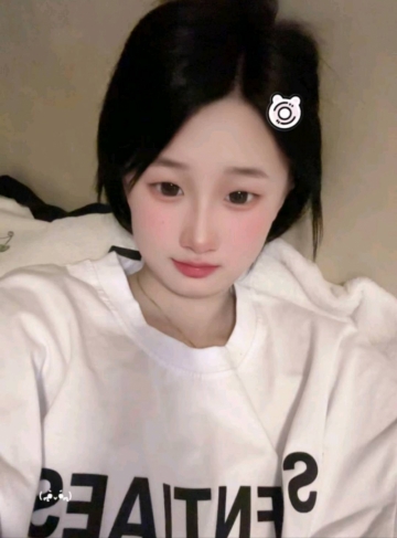 吹着风的小女孩的照片