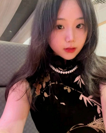 吹着风的小女孩的照片