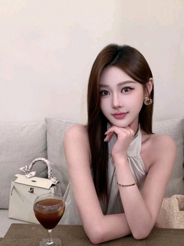 黑色丝被撕破的照片