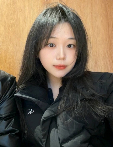 吹着风的小女孩的照片