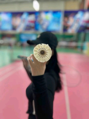 小熊把气球吹爆了的照片