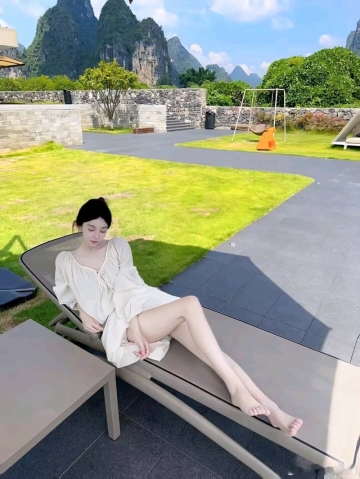 小梦游的深情的照片