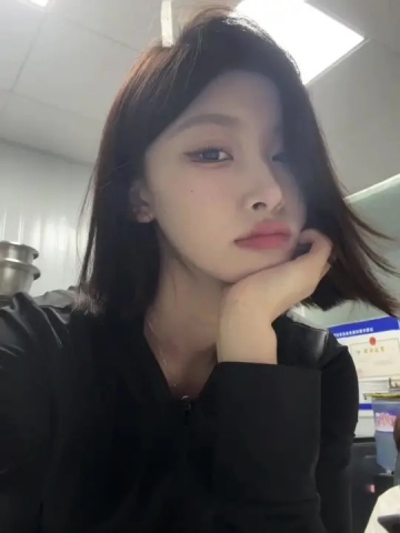Ai吃奶酪的照片