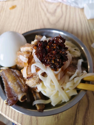 路边的野花的照片